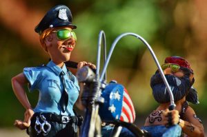 Policière et motard