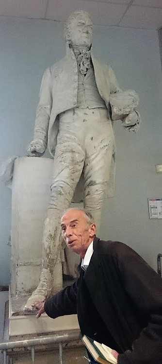 Pierre Bergounioux touchant le pied de la statue de gay-Lussac