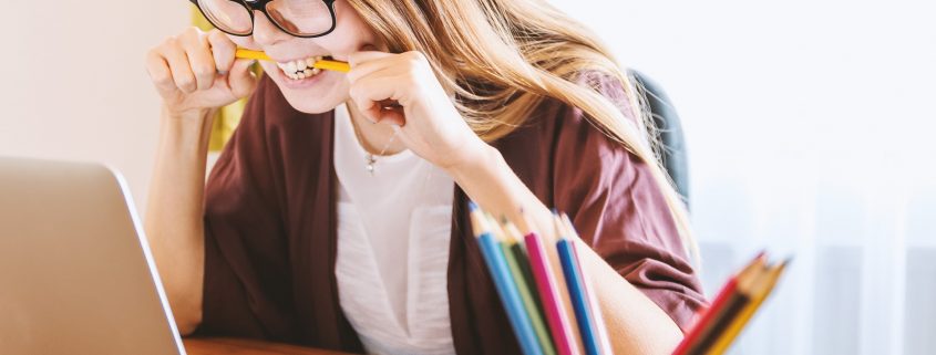 étudiante concentrée